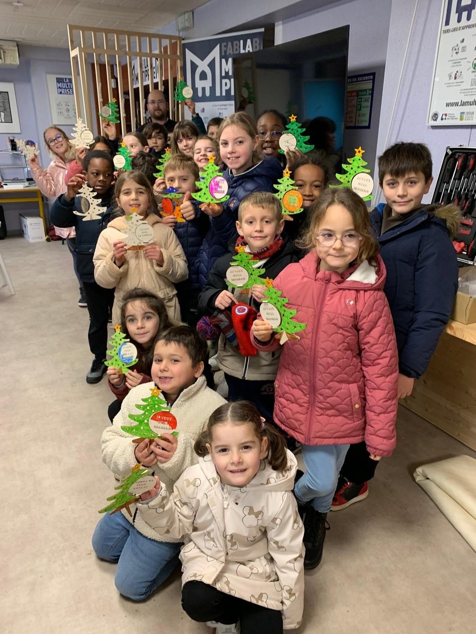 LES ENFANTS DU CENTRE DE LOISIRS AVEC LA FABLAB MULTIPRISE 89