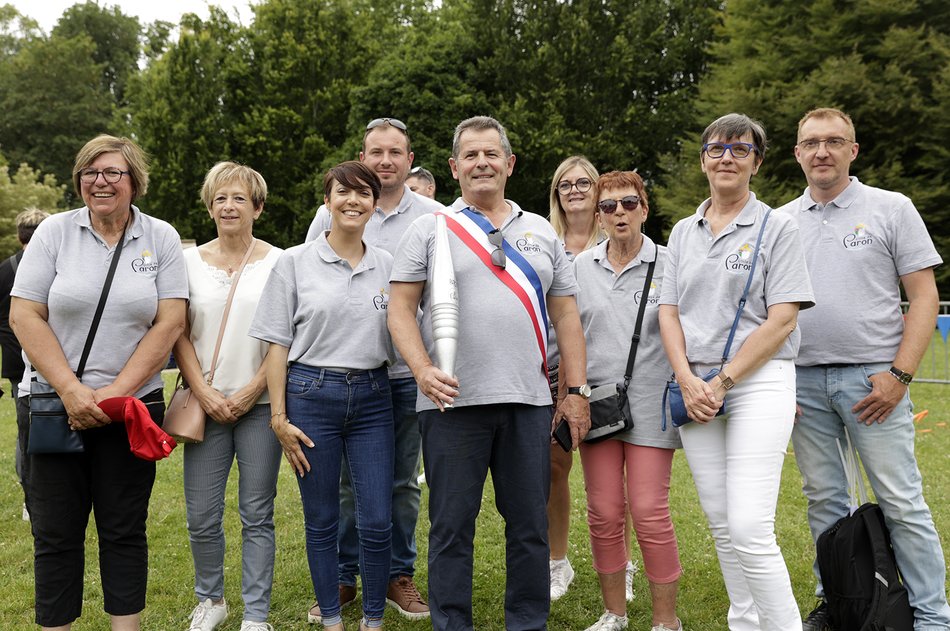 BELLE DÉLÉGATION PARONNAISE POUR ALLUMER SYMBOLIQUEMENT LA FLAMME DES JO DE PARIS 2024