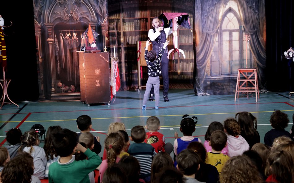 SPECTACLE DE FIN D’ANNÉE POUR LES ENFANTS DE PARON AUTOUR DE LA MAGIE.