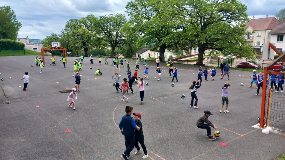 ACTIVITÉ VOLLEY-BALL SUR LE PLATEAU DE L’ECOLE PIERRE CURIE